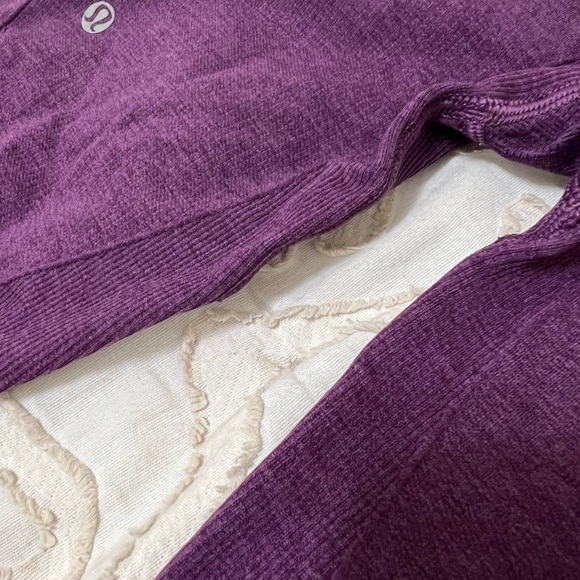 Lululemon flow crop size 6 knee length plum colour - Picture 4 of 8